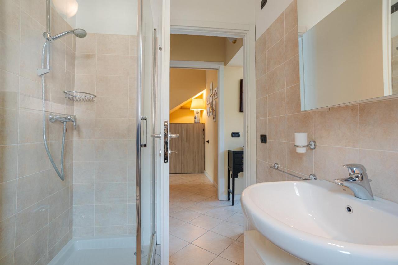 Lake Como Apartment With Balcony And Private Parking Ossuccio Bagian luar foto